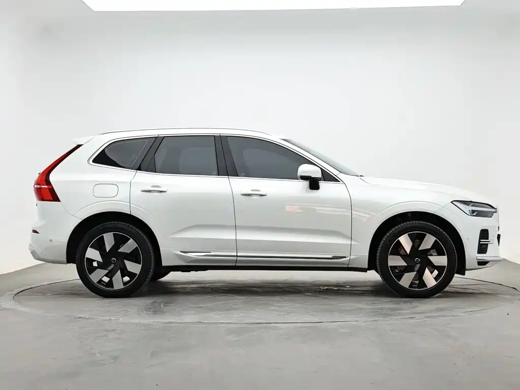 Volvo XC60 PHEV — миниатюра 5