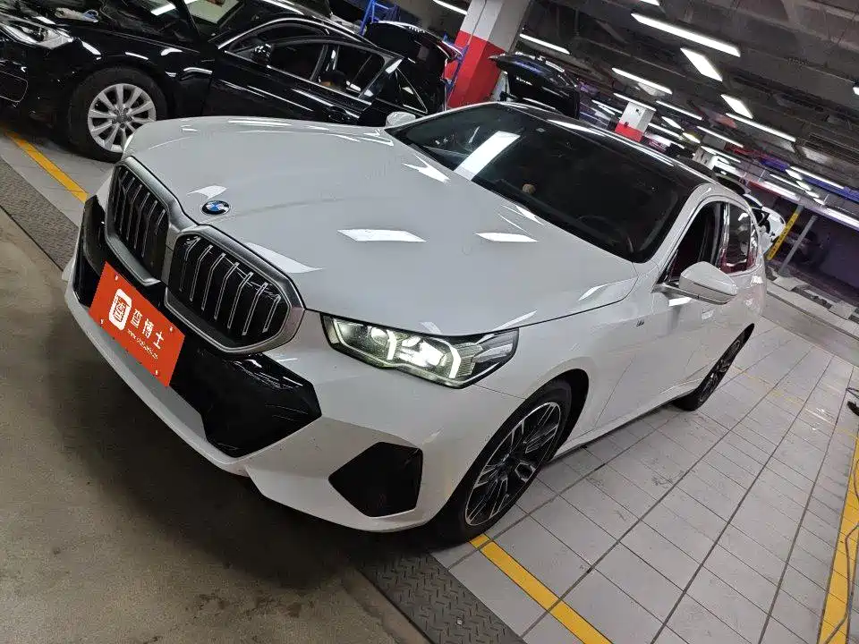BMW 5 Series — фото 1