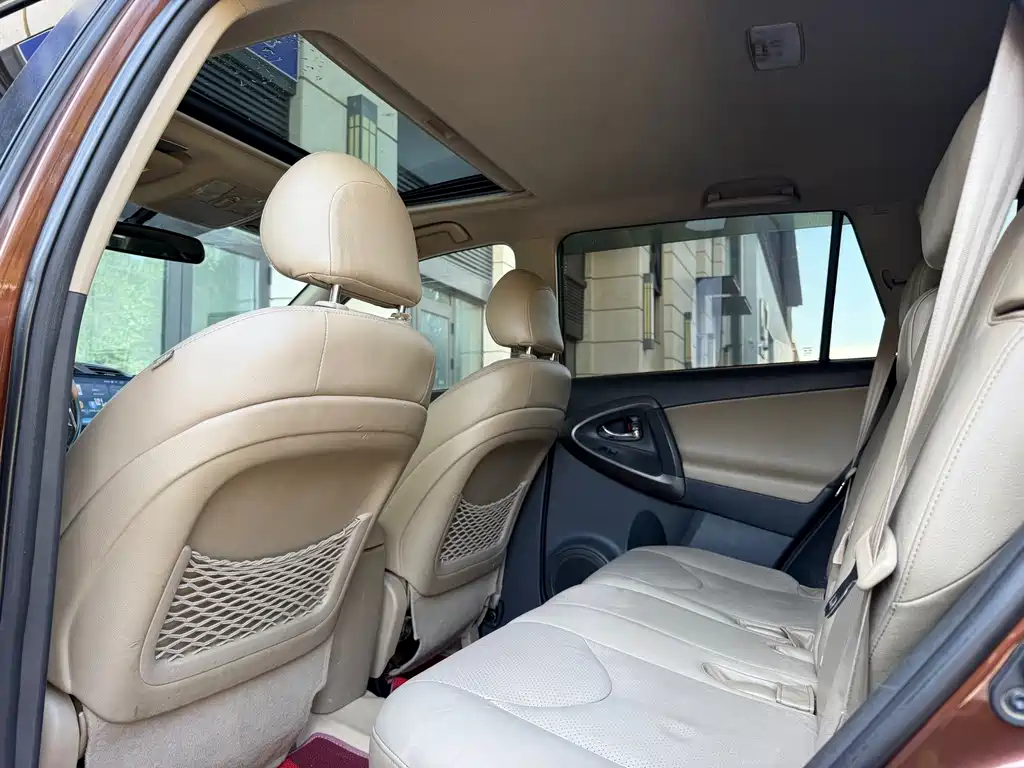 Toyota RAV4 — миниатюра 7