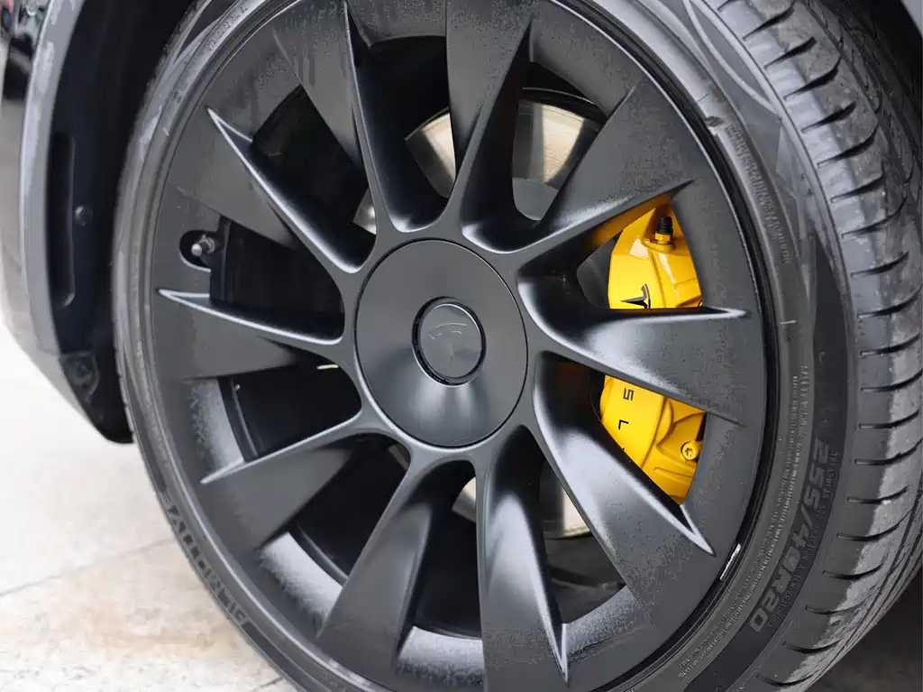 Tesla Model Y — миниатюра 9