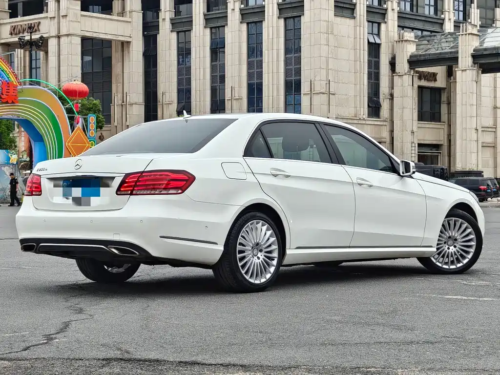 Mercedes-Benz E-Class — миниатюра 6