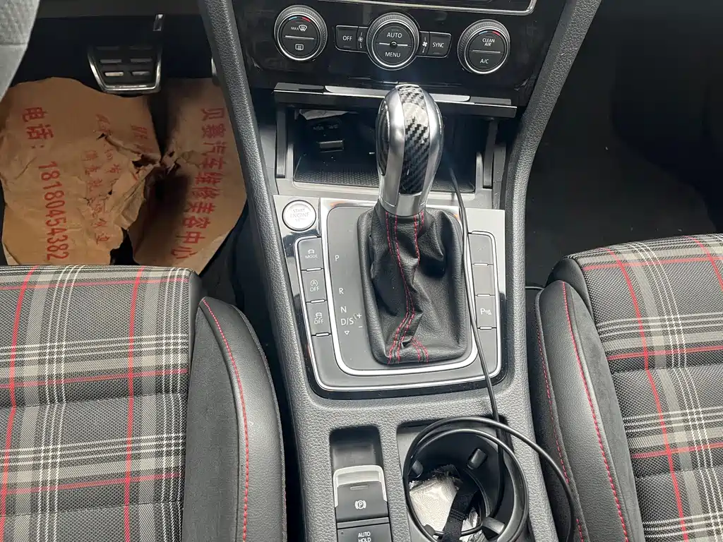 Volkswagen Golf GTI — миниатюра 11