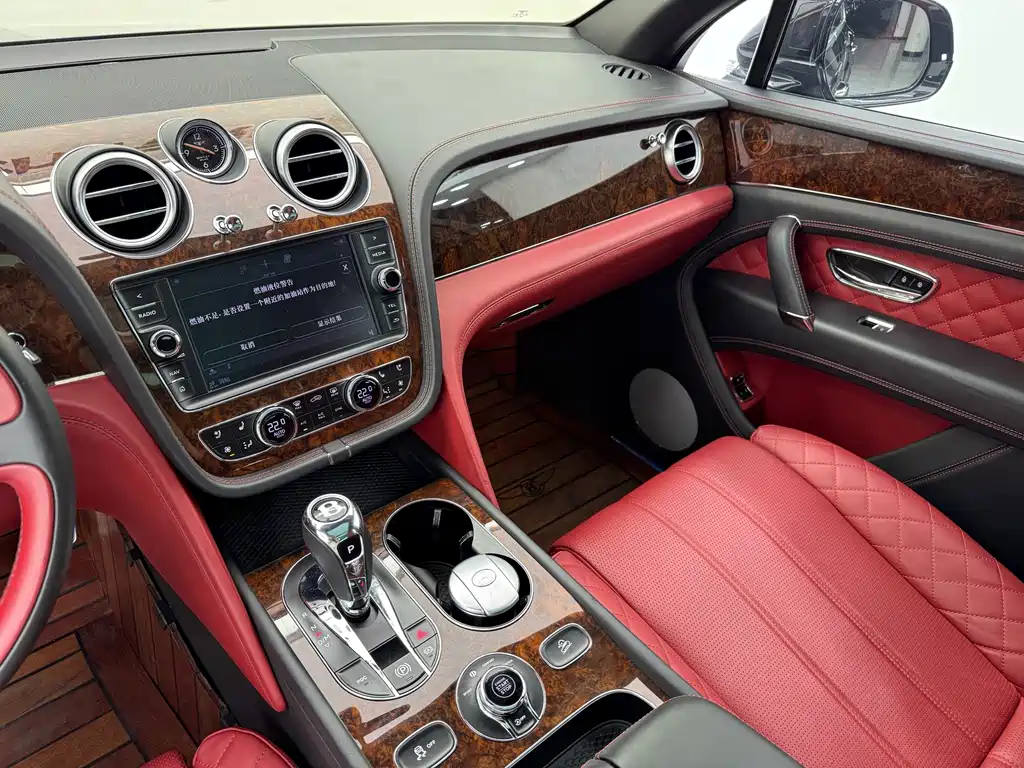 Bentley Bentayga — миниатюра 14