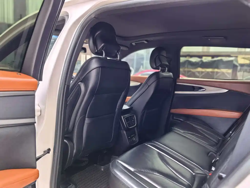 LINCOLN NAVIGATOR (IMPORT)