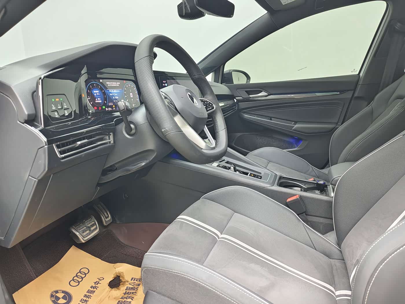 Volkswagen Golf 1.4 л 2023 г. Белый, пробег 28000 км