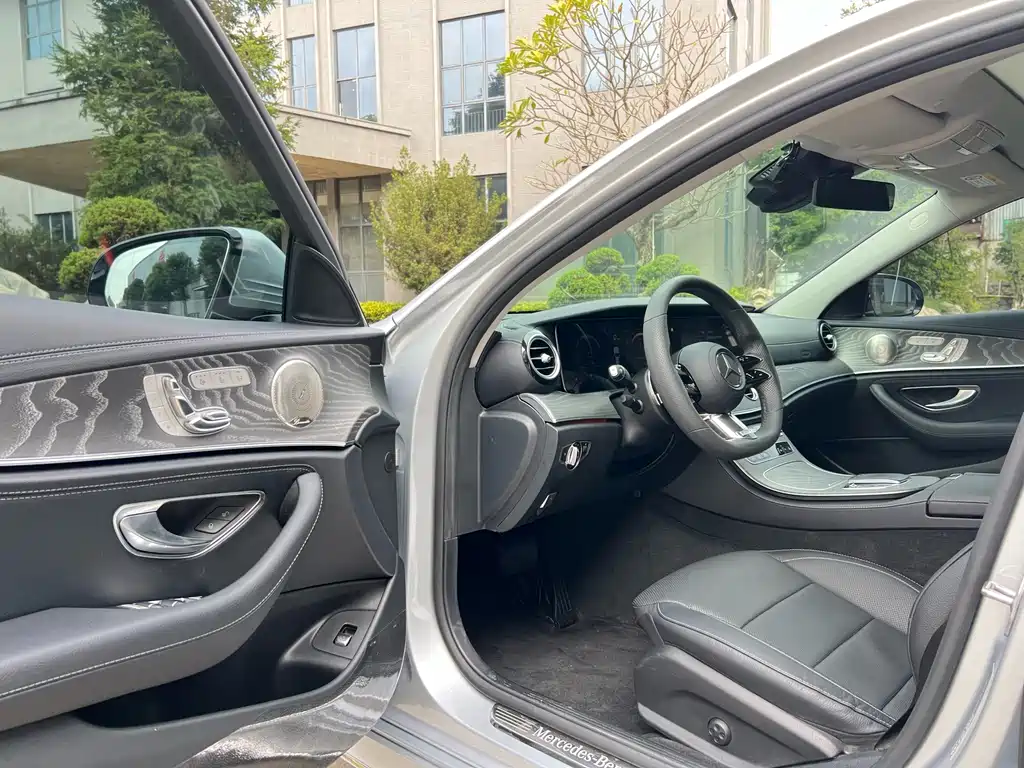 Mercedes-Benz E-Class — миниатюра 11