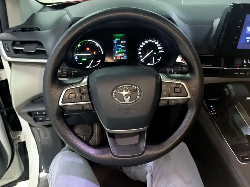 Toyota Granvia — миниатюра 11