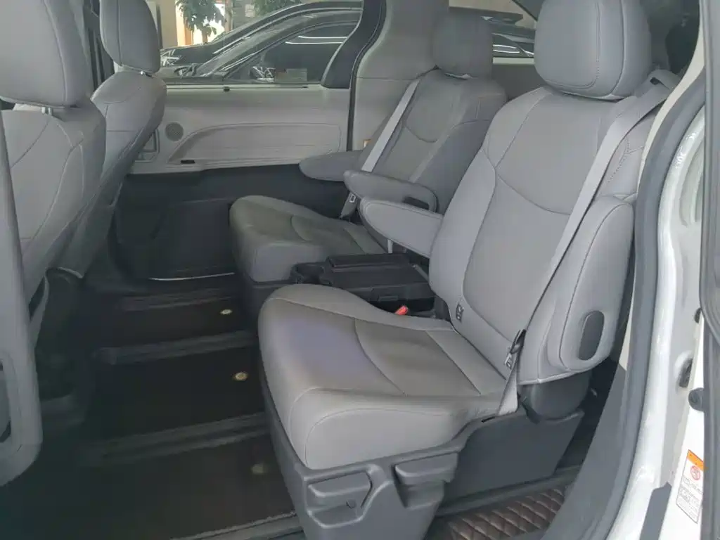 Toyota Sienna — миниатюра 17