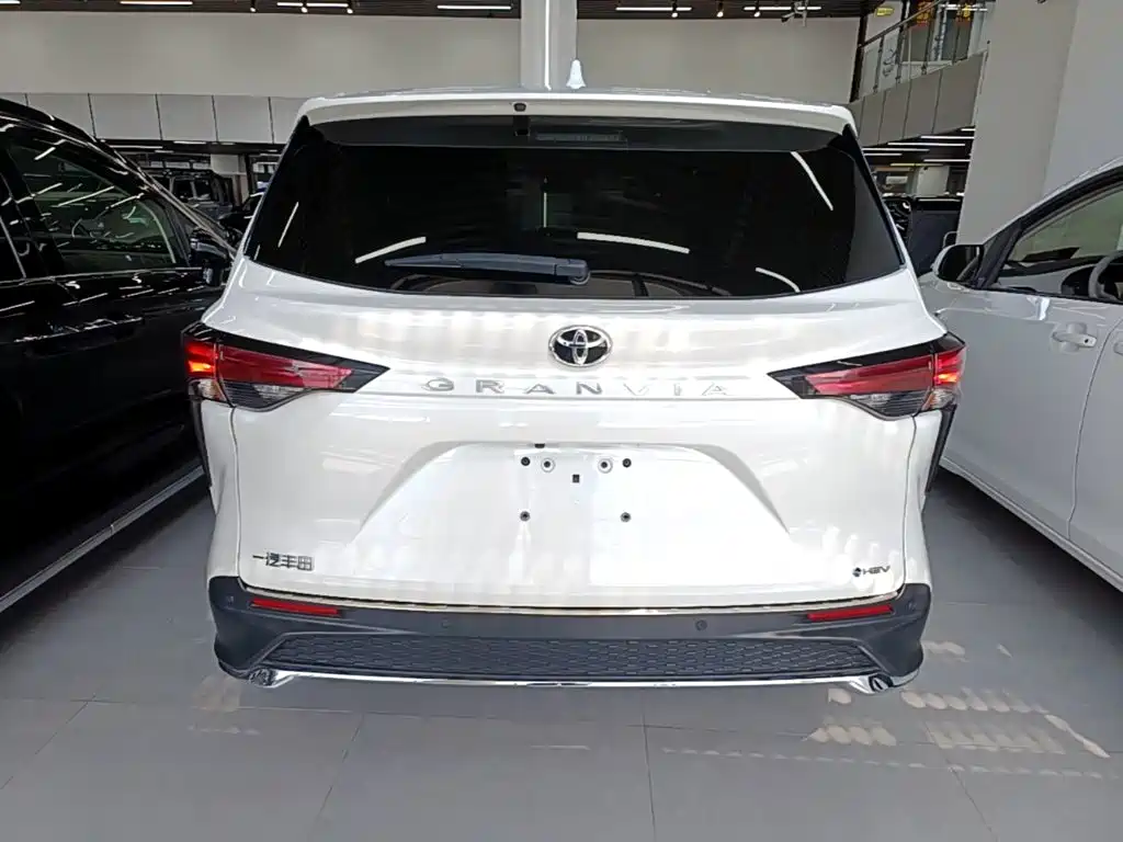 Toyota Granvia — миниатюра 6