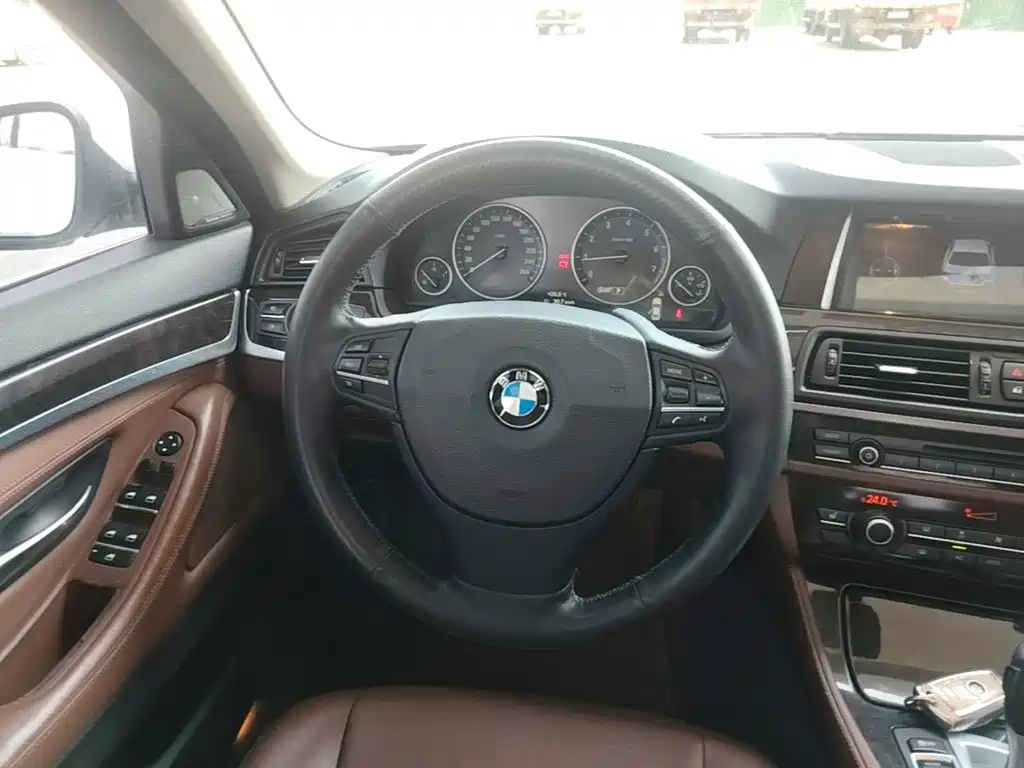 BMW 5 Series — миниатюра 11