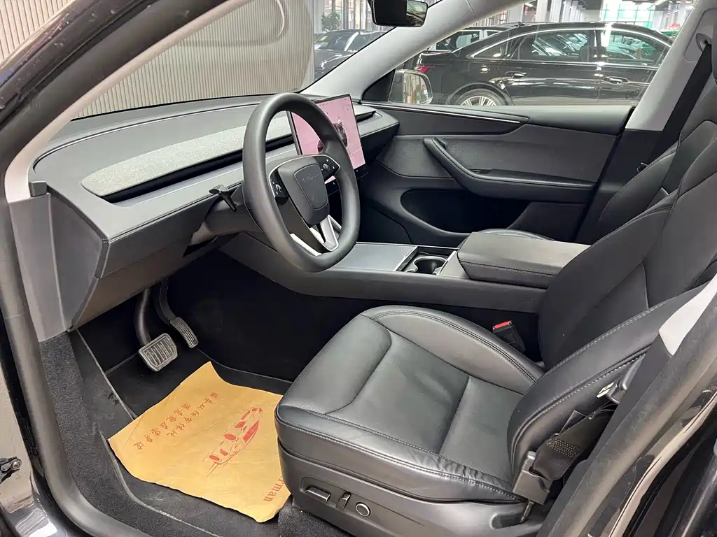 Tesla Model Y — миниатюра 10