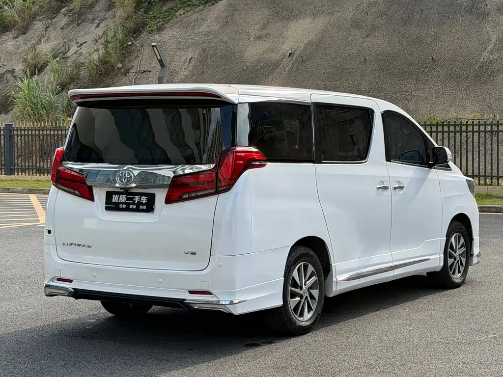 Toyota Alphard — миниатюра 13