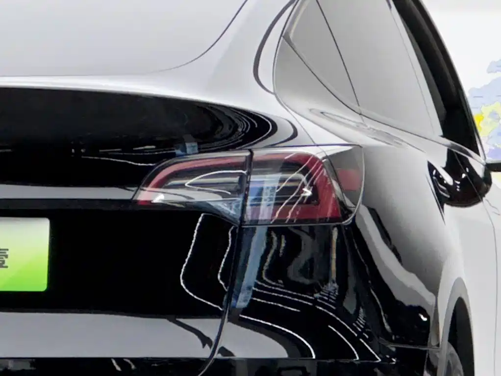 Tesla Model Y — миниатюра 6