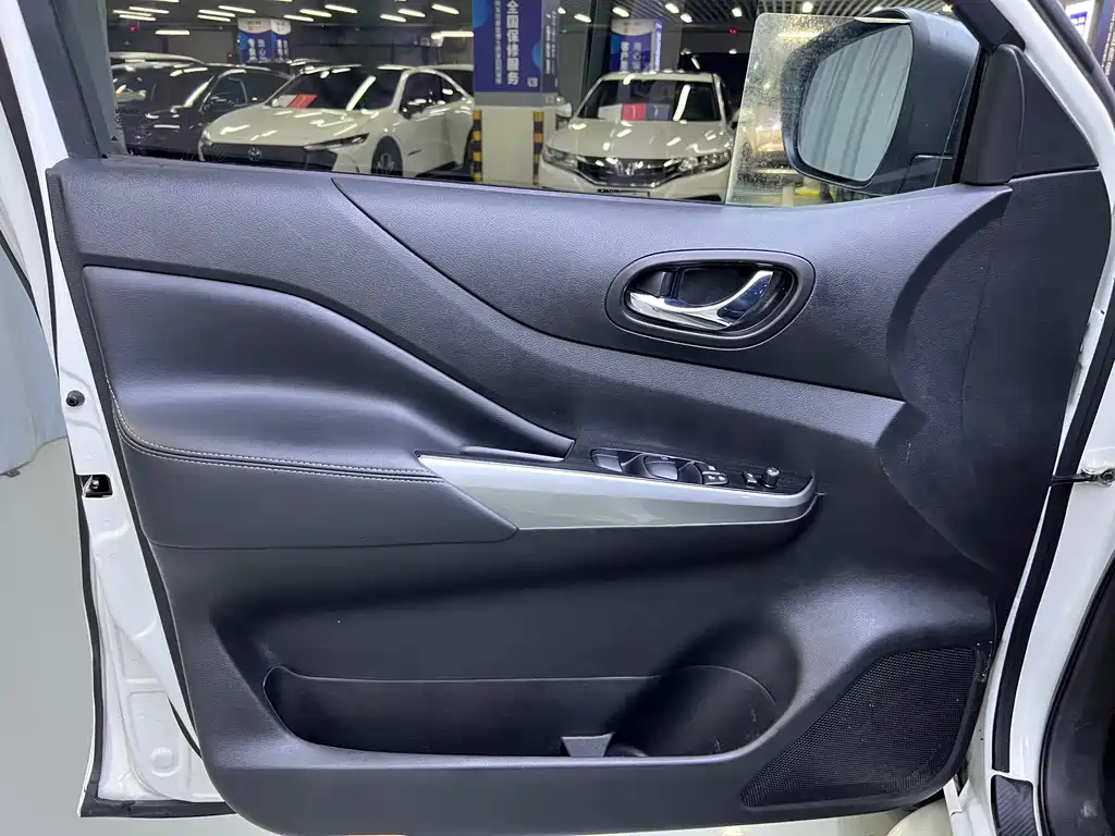 Nissan Terra — миниатюра 10