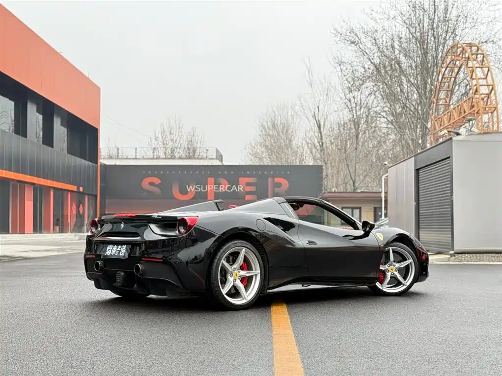 FERRARI 488