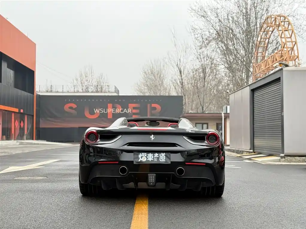 FERRARI 488