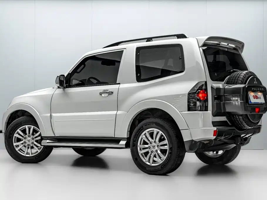 Mitsubishi Pajero (Import) — миниатюра 5