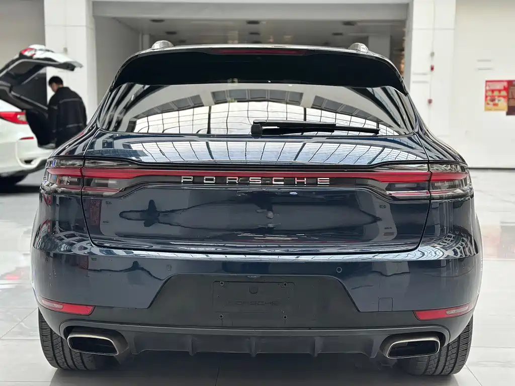 PORSCHE MACAN