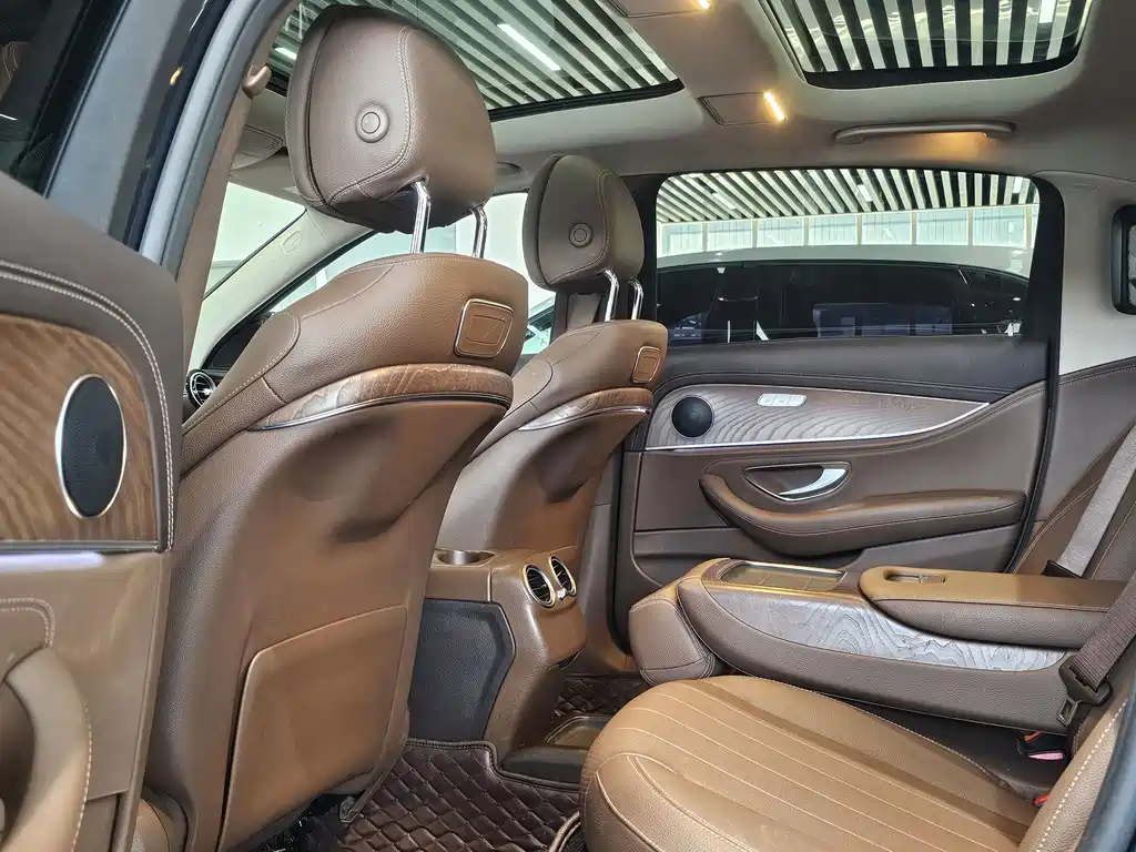 Mercedes-Benz E-Class — миниатюра 11
