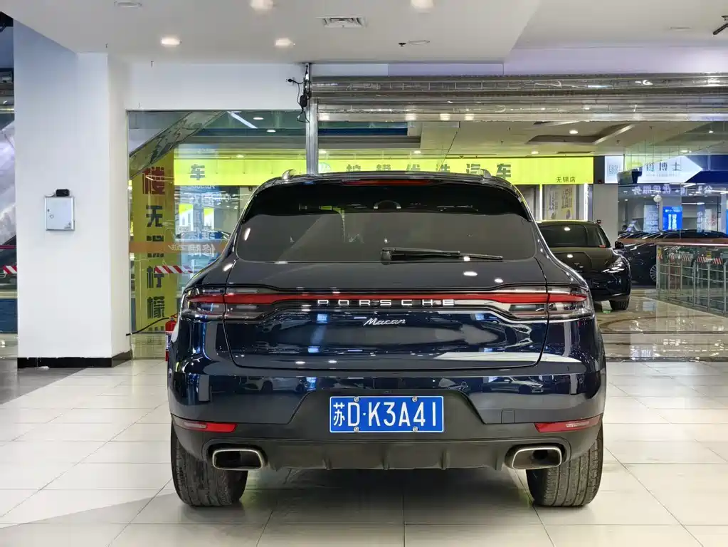 PORSCHE MACAN