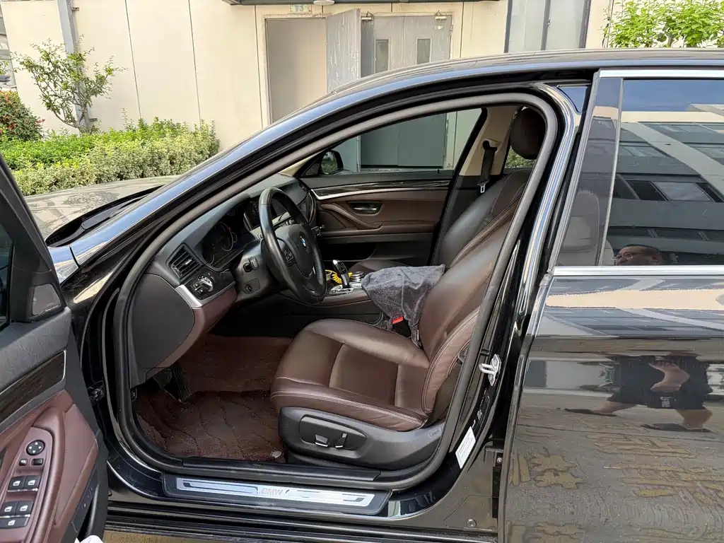 BMW 5 Series — миниатюра 9