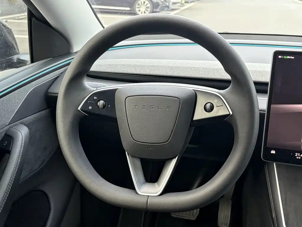 Tesla Model Y — миниатюра 18