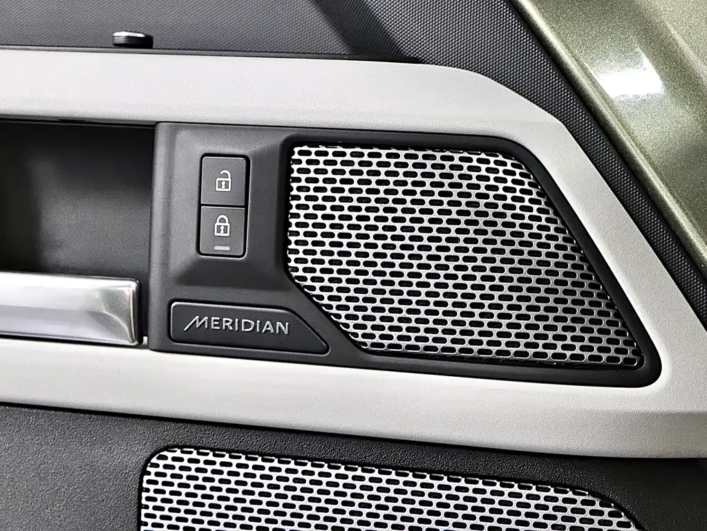 Land Rover Defender — миниатюра 17