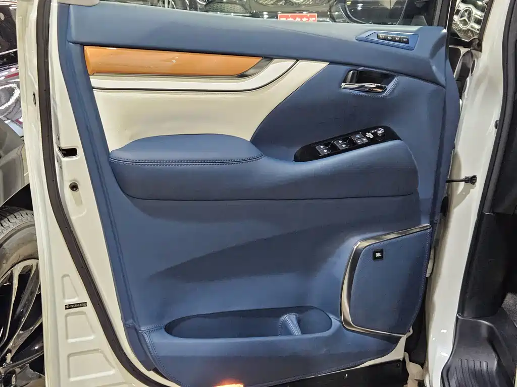 Toyota Alphard — миниатюра 7