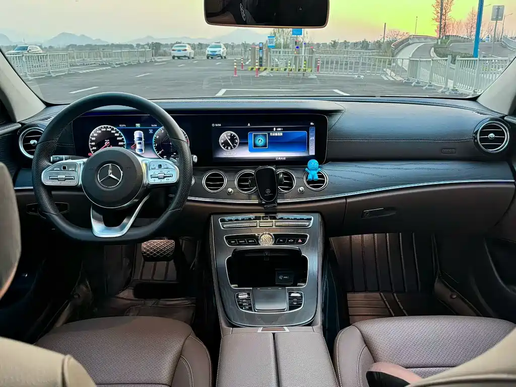 MERCEDES-BENZ E CLASS