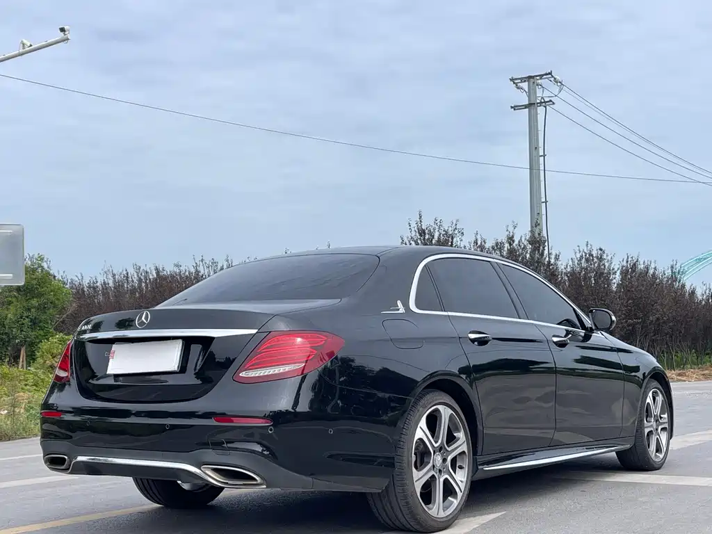 Mercedes-Benz E-Class — миниатюра 7