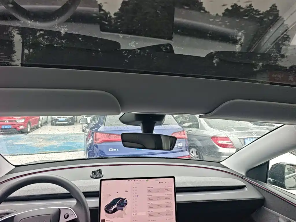 Tesla Model Y — миниатюра 18