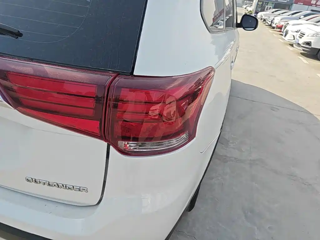 Mitsubishi Outlander — миниатюра 8