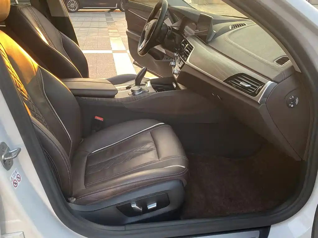 BMW 5 Series New Energy — миниатюра 7