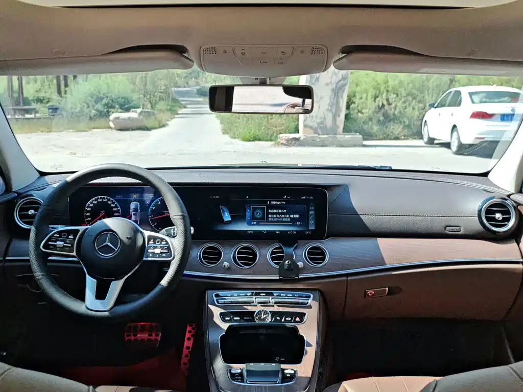 Mercedes-Benz E-Class — миниатюра 7
