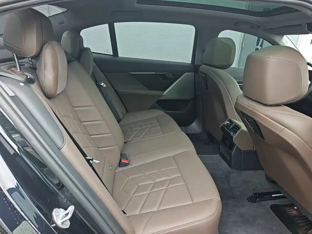 BMW i5 — миниатюра 17