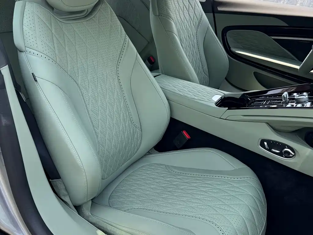 Aston Martin DB12 — миниатюра 13