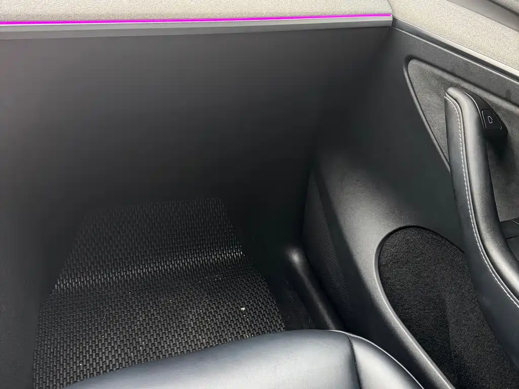 Tesla Model Y — миниатюра 9