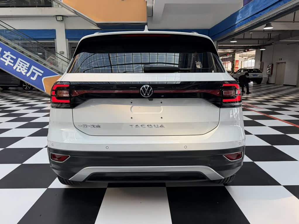 Volkswagen Passat 1.5 л 2023 г. Белый, пробег 37000 км