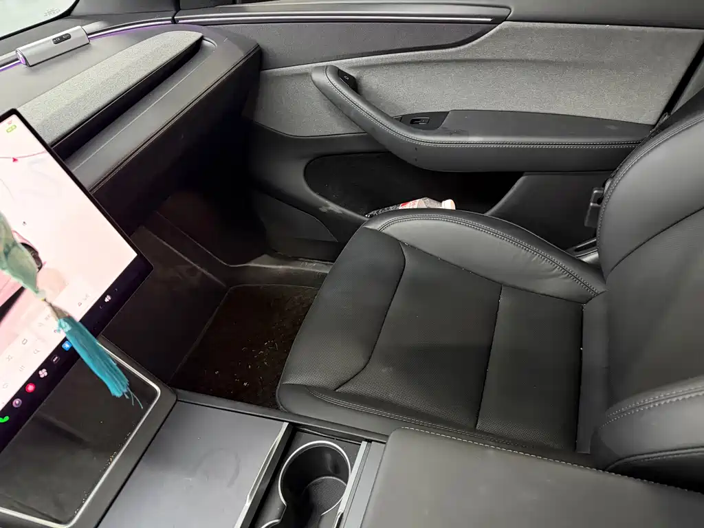 Tesla Model Y — миниатюра 5