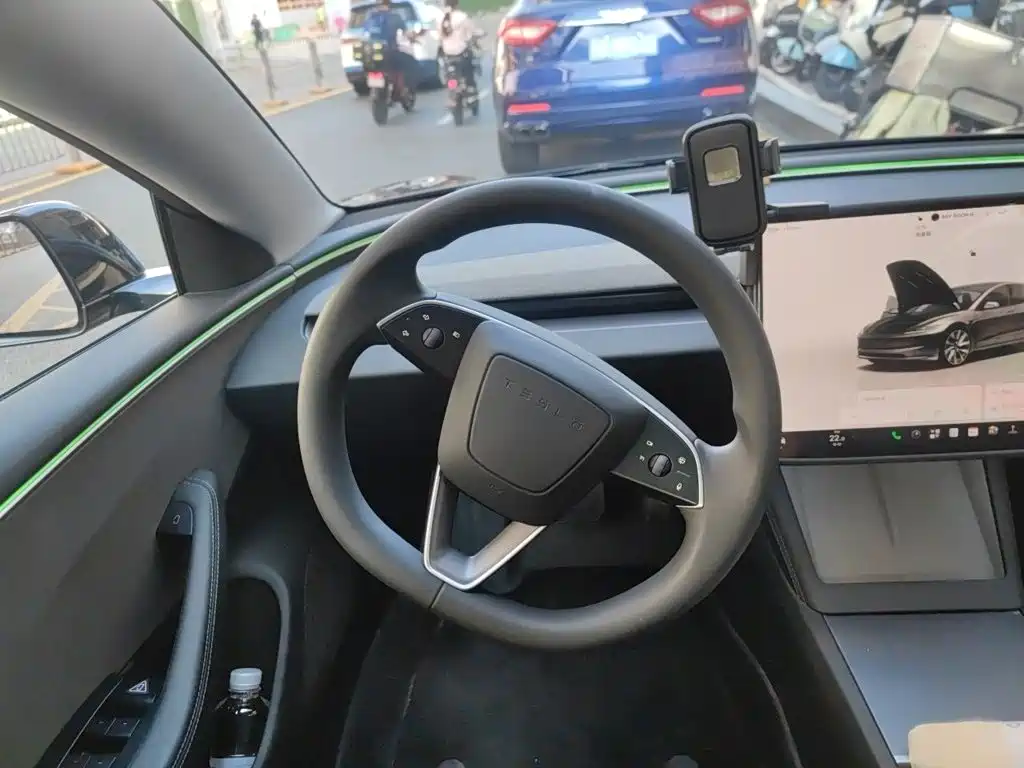 Tesla Model 3 — миниатюра 3