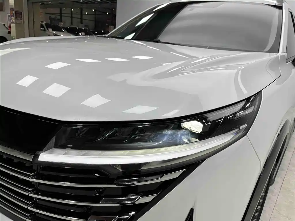 NISSAN EXPLORING THE LAND