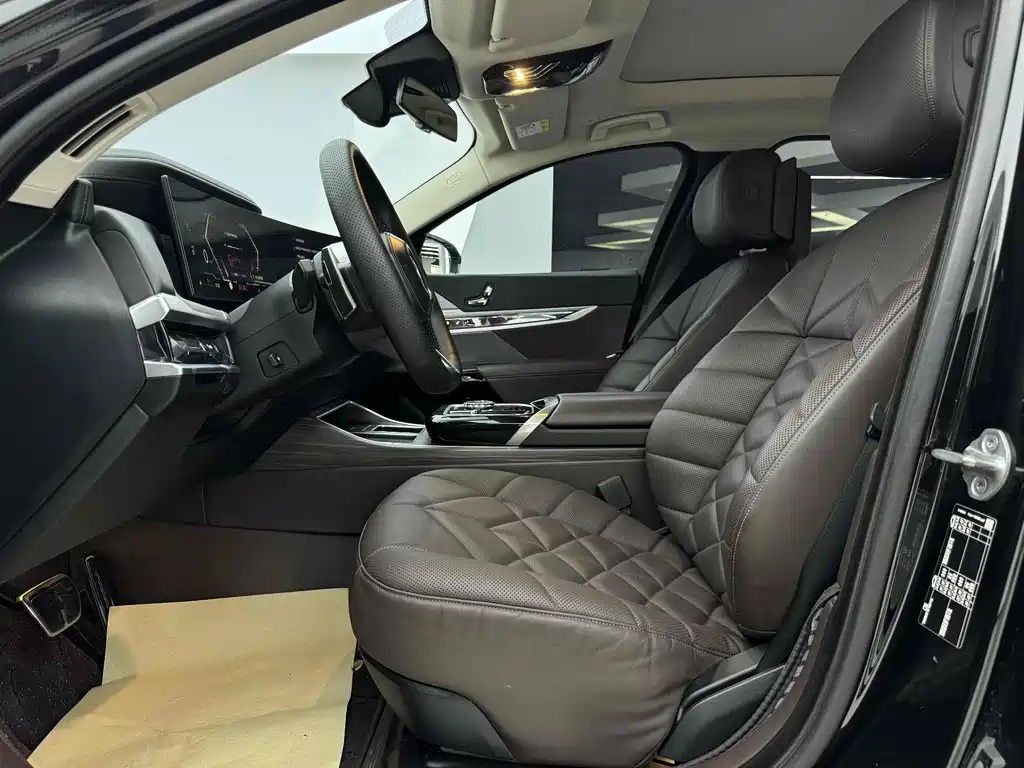 BMW 7 Series — миниатюра 11