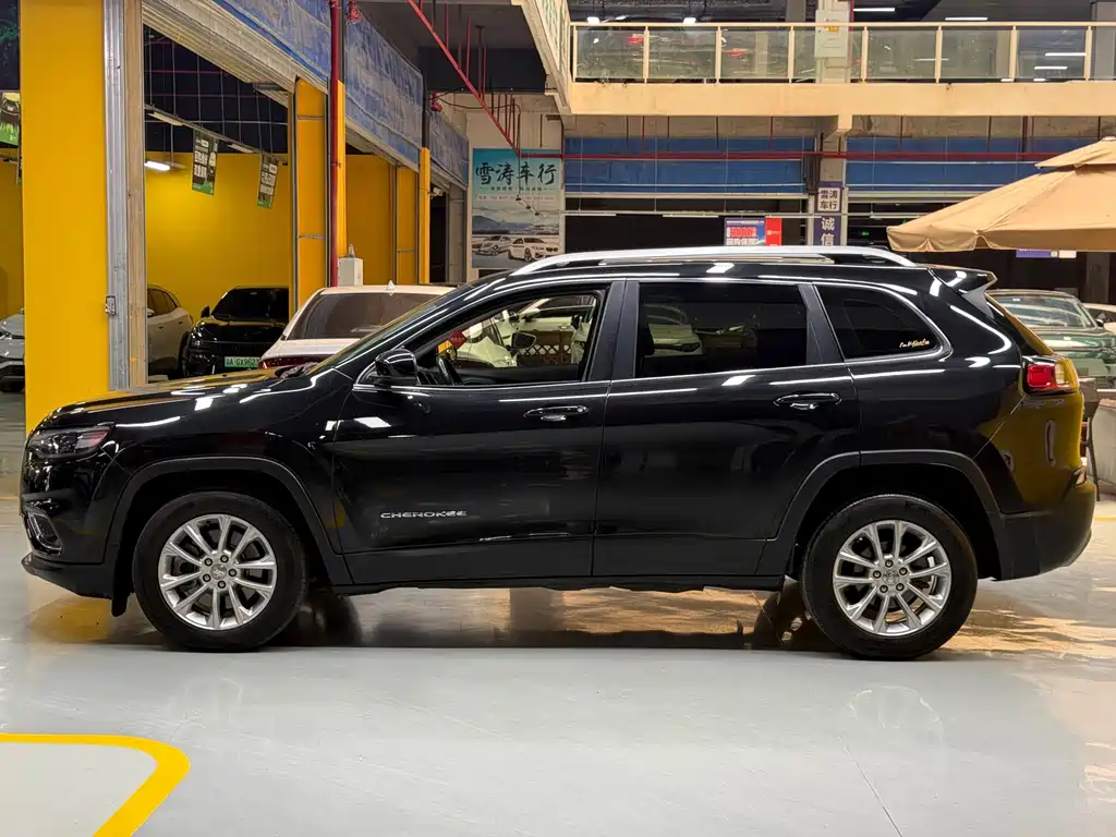 Jeep Cherokee — миниатюра 4