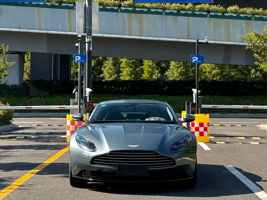 Aston Martin DB11