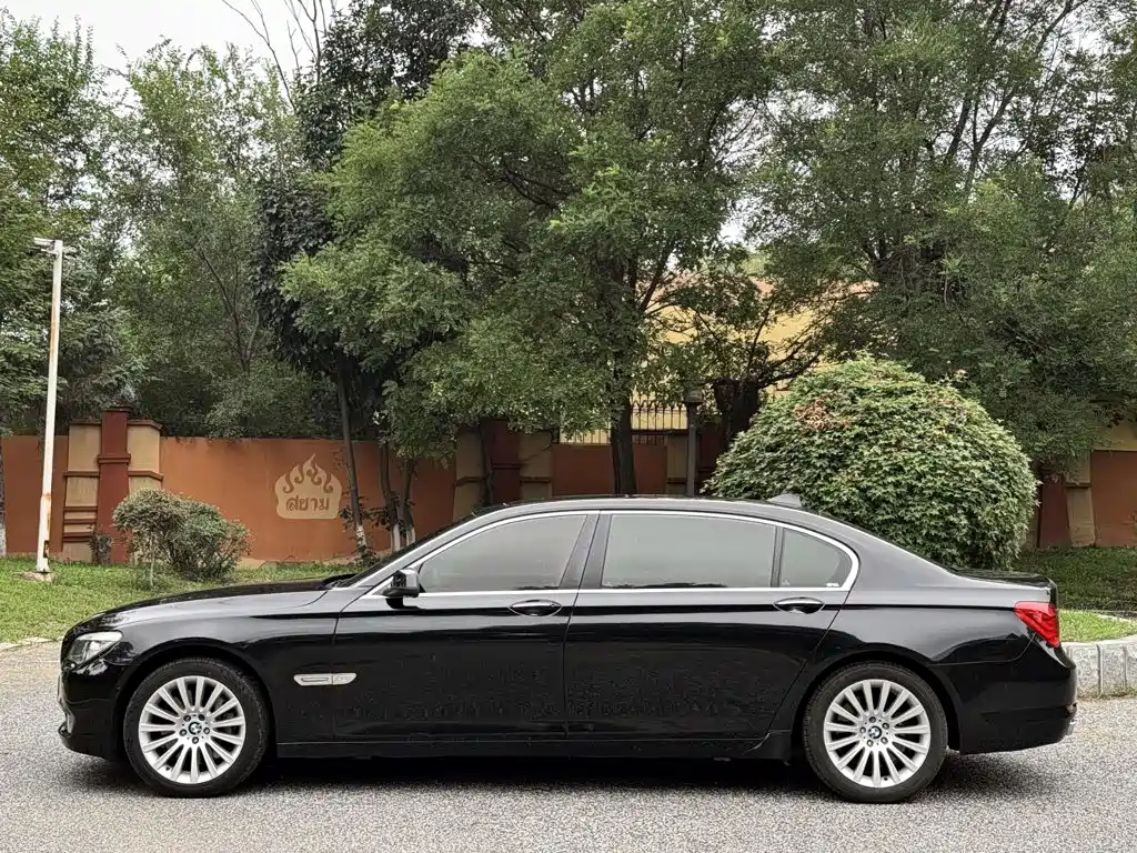 BMW 7 Series — миниатюра 5