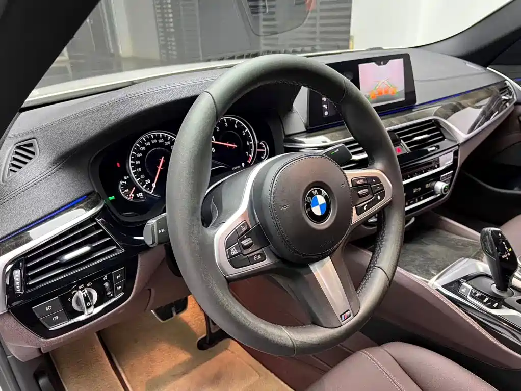 BMW 5 Series — миниатюра 9