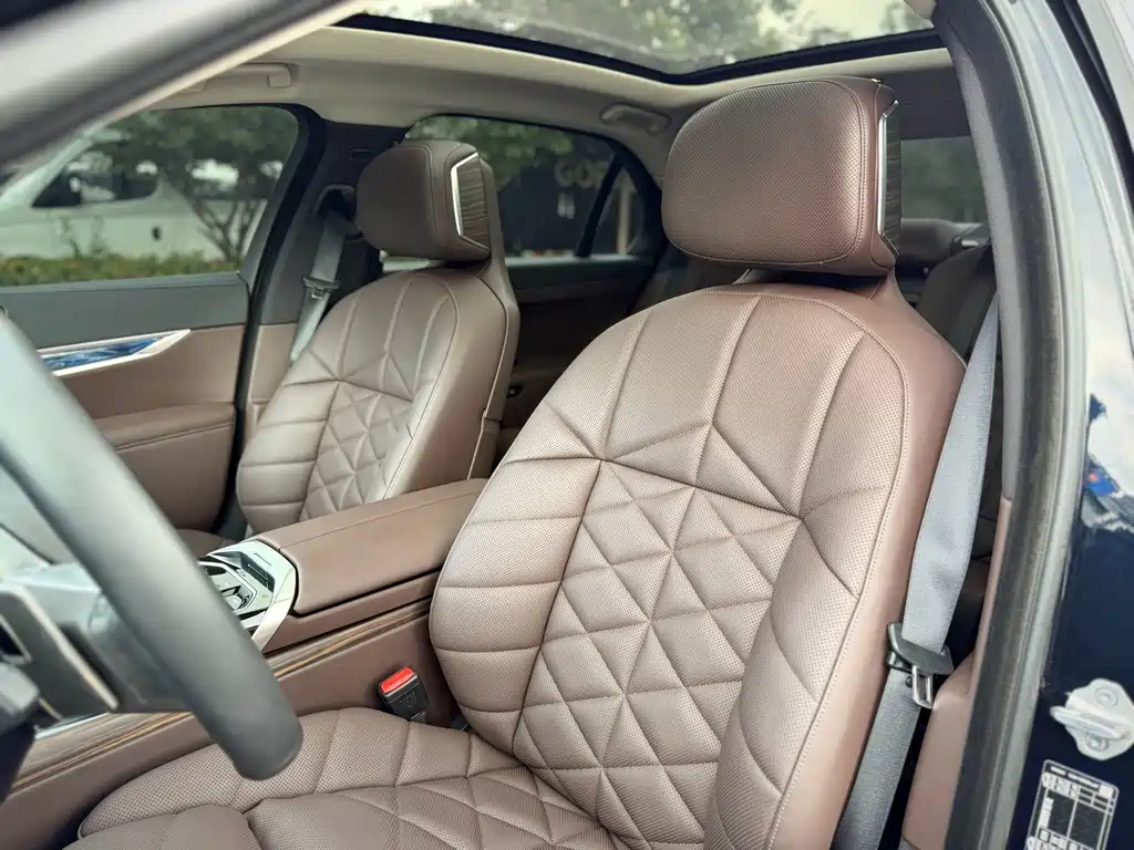 BMW 7 Series — миниатюра 13