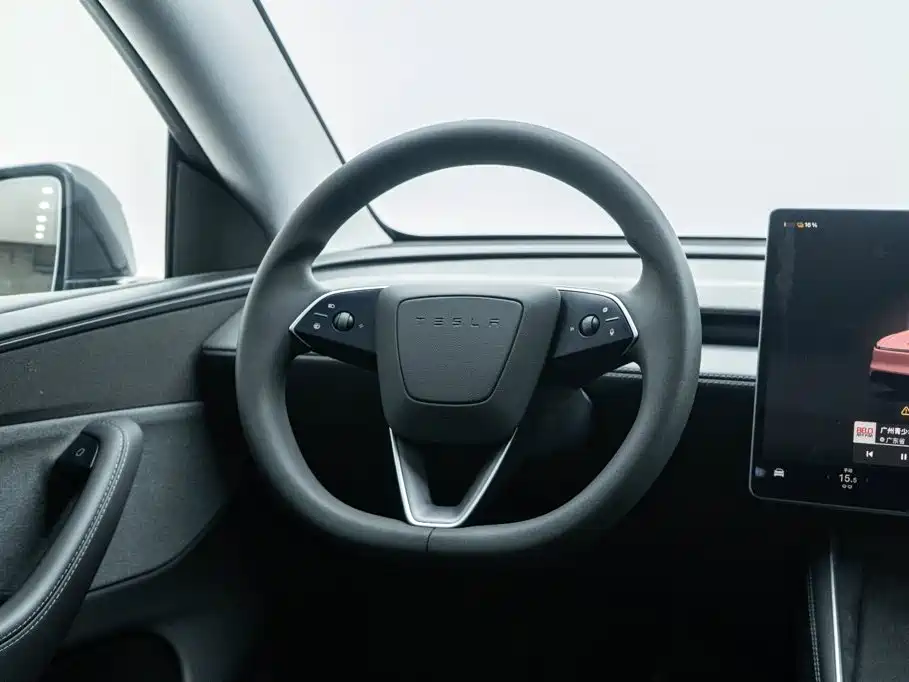 Tesla Model Y — миниатюра 17