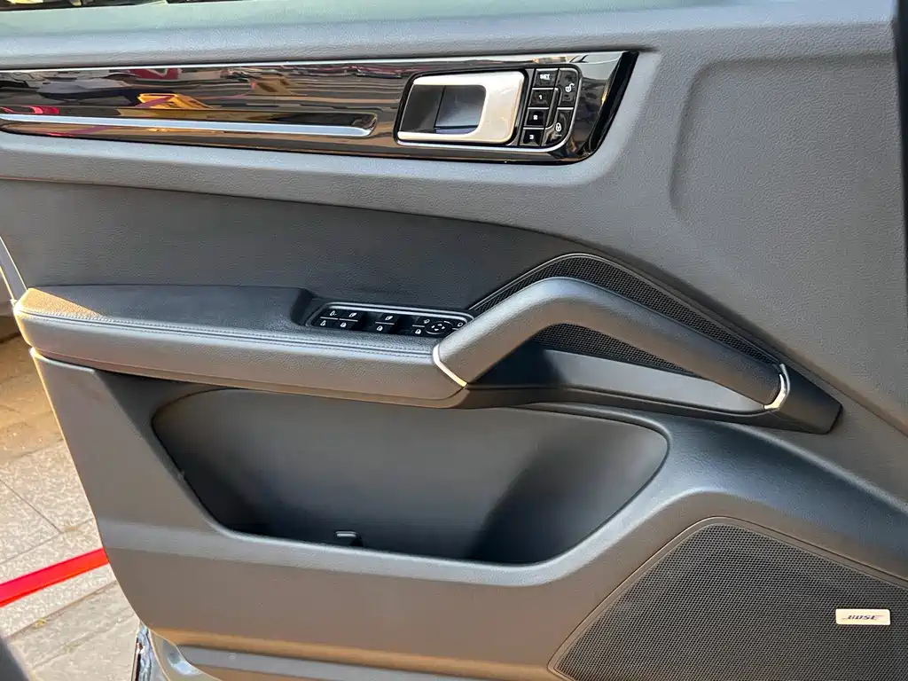 Porsche Cayenne — миниатюра 11