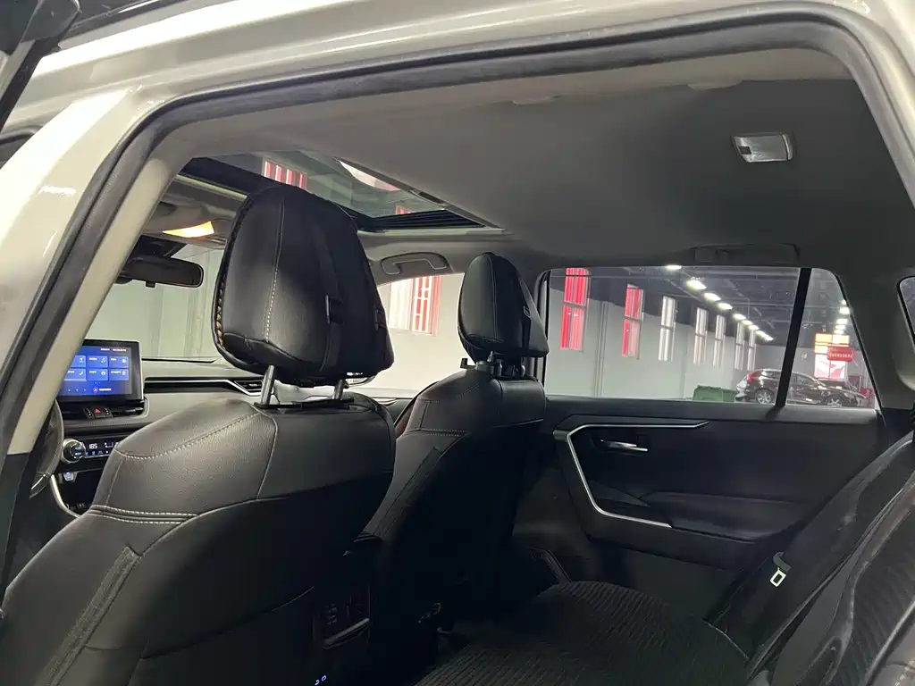 Toyota RAV4 — миниатюра 17